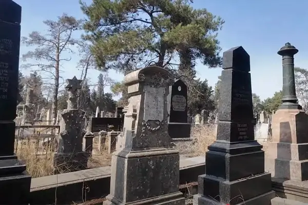 9 Ава и еврейское кладбище